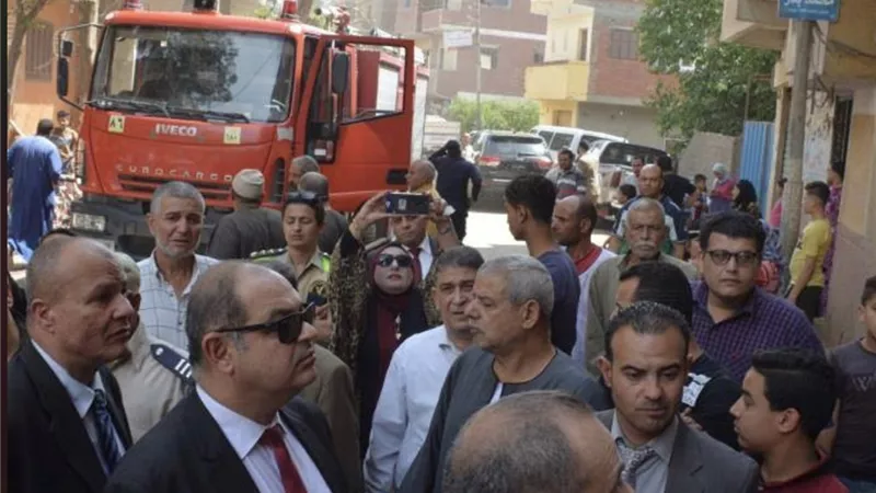 محافظ الغربية .. يستوقف سيارته ويشارك فى إخماد الحريق بقرية النحارية. بالصور