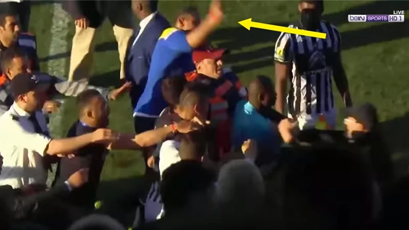 فيديو.. لاعبو الصفاقسى التونسى يضربون حكم نهضة بركان.. تعرف على السبب