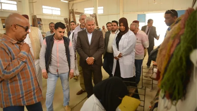 محافظ مطروح يتفقد مصنع الصوف ويطالب بتحقيق اقصى استفادة منه .. صور