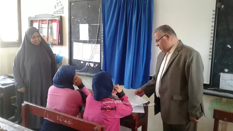 بالصور.. مدير تعليم الإسماعيلية يتفقد امتحانات آخر العام لصفوف النقل