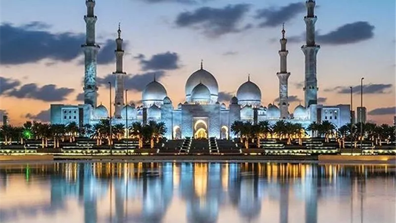 جامع الشيخ زايد الكبير .. عبقرية التصميم وفخامة البناء