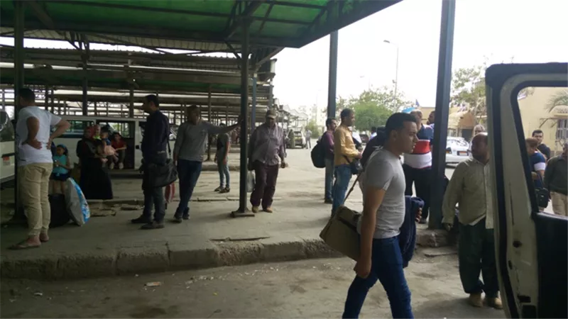 فوضي وزحام في موقف الاقاليم بالسويس