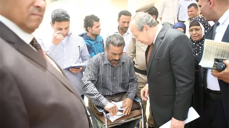 محافظ كفرالشيخ يناقش عدد من شكاوى وطلبات المواطنين..اجراء عملية للمواطنة 
