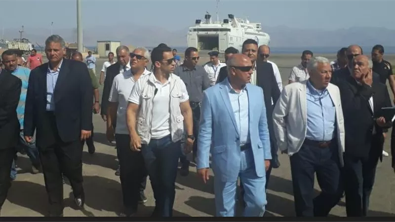 وزير النقل يتفقد ميناء نويبع البحري ويتابع تطوير الارصفة البحرية