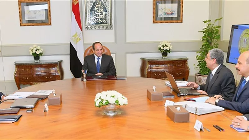 الرئيس السيسي يجتمع مع رئيس الوزراء ووزيري الكهرباء والري