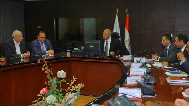 وزير النقل يجتمع مع الشركات المنفذة للمرحلة الثالثة للخط الثالث للمترو