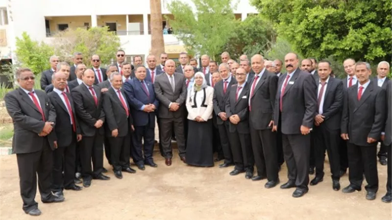 بدء تطبيق الزى الموحد للمعلمين بالوادى الجديد