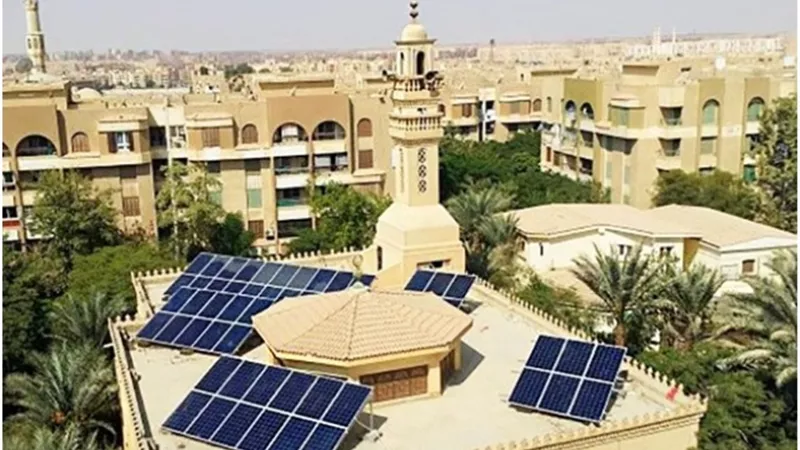 مواطنون يلجئون للهيب الشمس هربًا من نار فواتير الكهرباء
