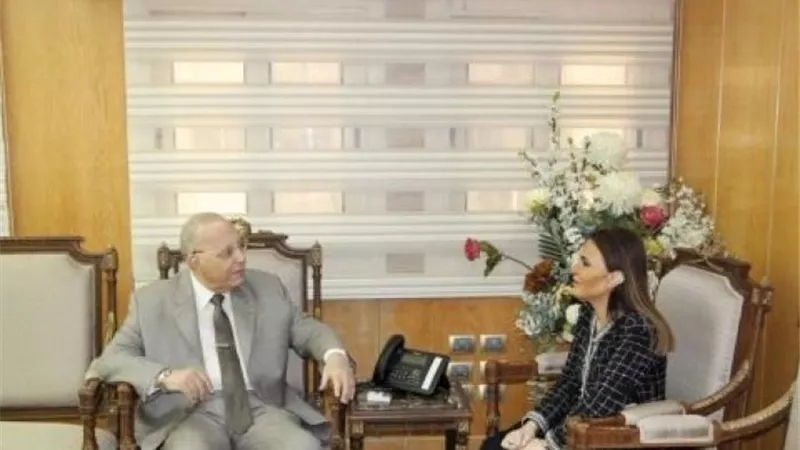 وزير العدل يلتقى وزيرة الاستثمار لبحث انشاء مكاتب توثيق بمراكز خدمة المستثمرين على مستوى الجمهورية