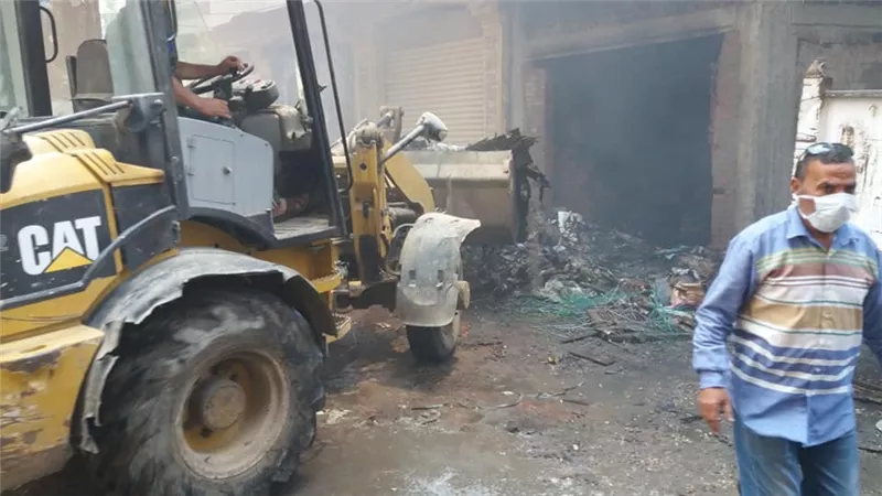رئاسة حى ثانى تقوم بازالة اثار حريق صندفا بالمحلة الكبرى بعدالانتهاء من عملية الإطفاء بالصور