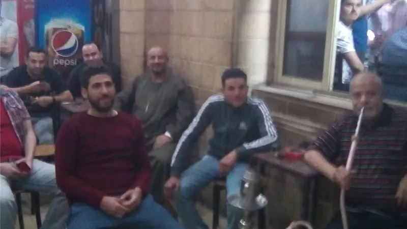 المصريون على المقاهى والشوارع خالية من المارة لمتابعة ريمونتادا ليفربول