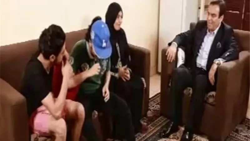 جورج قرداحى يسلم جائزة 100 ألف جنيه لأول فائزة فى برنامج 