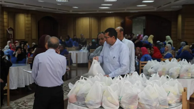 جامعة كفرالشيخ توزع مواد غذائية على العاملين