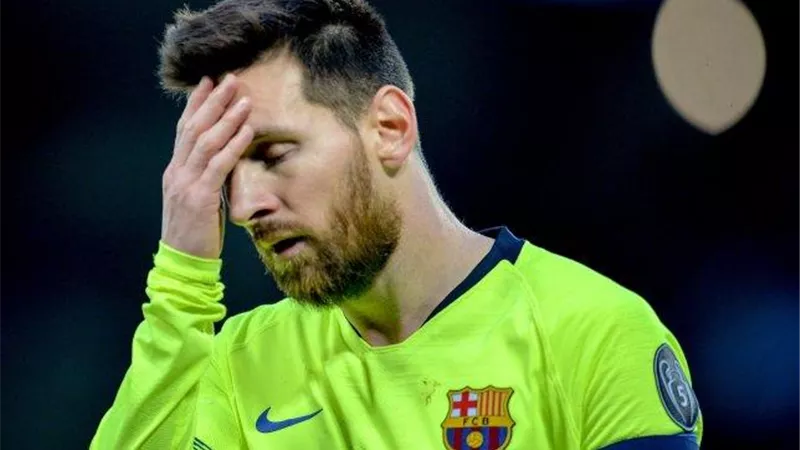 مشجعو برشلونة يهاجمون ميسي في مطار ليفربول