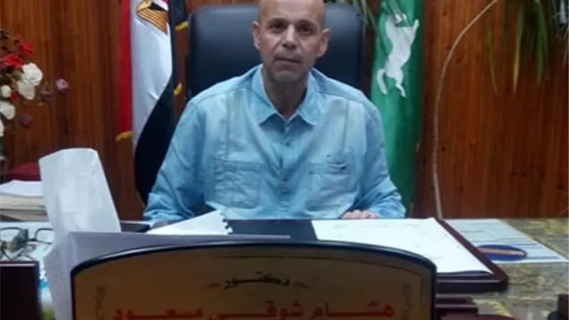 مسعود يتابع اجراء عمليتى ولادة قيصرية ويأمر بازالة بعض الملصقات بحوائط مستشفى ابوكبير