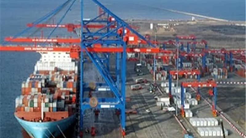 تفريغ 5500 طن حديد وتداول 28 سفينة بموانئ بورسعيد