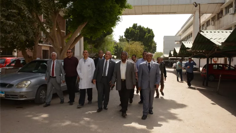 رئيس جامعة أسيوط فى جولة تفقدية بمحيط مشروع مستشفى الإصابات الجديد
