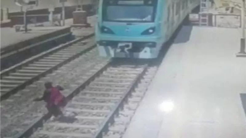 ينقذ سيدة من محاولة انتحار بشجاعة نادرة