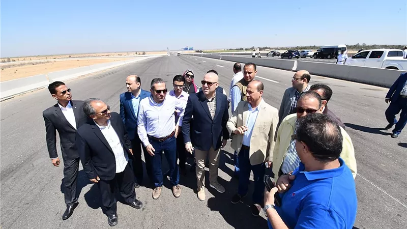 وزير الإسكان يتفقد التشغيل التجريبى لمحور 30 يونيو بالكامل.. صور
