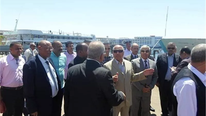 وزير النقل يتفقد ميناء السد العالى