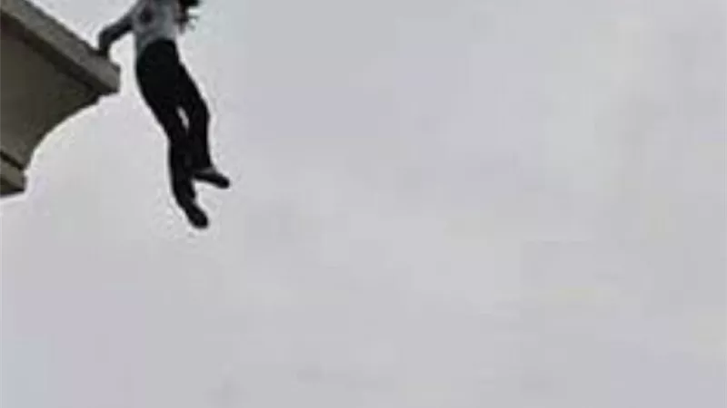 طالبة الثانوى تلقى بنفسها من الطابق الخامس لهذا السبب ..