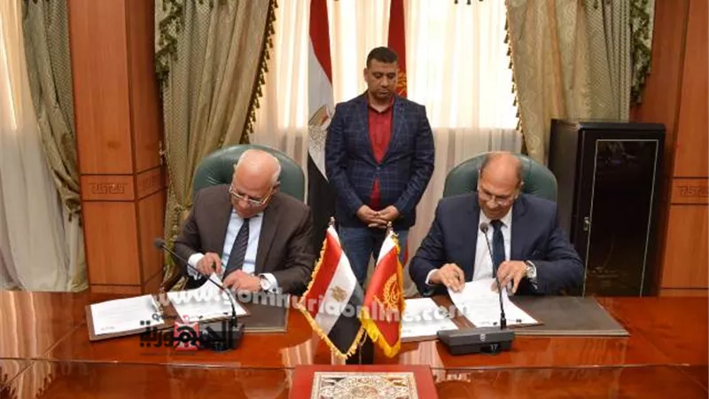 محافظ بورسعيد ورئيس التنمية الصناعية يوقعان بروتوكول لتمليك المحافظة ٥٤ مصنع لطرحها للشباب