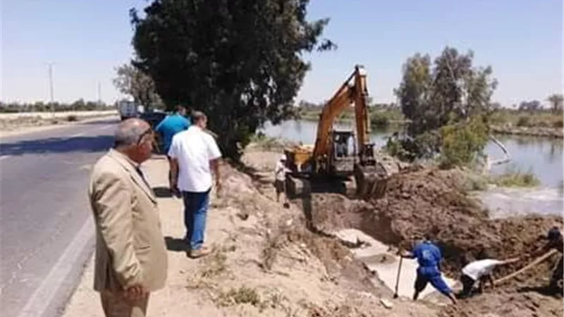 بالصور.. اصلاح خط مياه شرب قرية نفيشة في الإسماعيلية