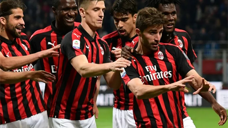 ميلان يخطف فوزاً مثيراً من فيورنتينا ويواصل البحث عن 