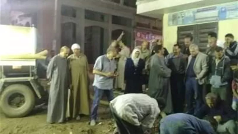 القزاز يتابع إصلاح خط المياه الرئيسي بسنتريس أشمون