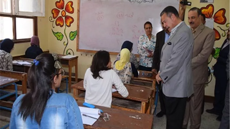 محافظ بني سويف يتفقد امتحانات الإعدادية