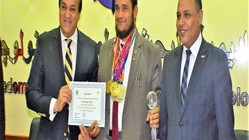 وزير التعليم العالى يكرم البورسعيدى الفائز فى معرض جنيف الدولى