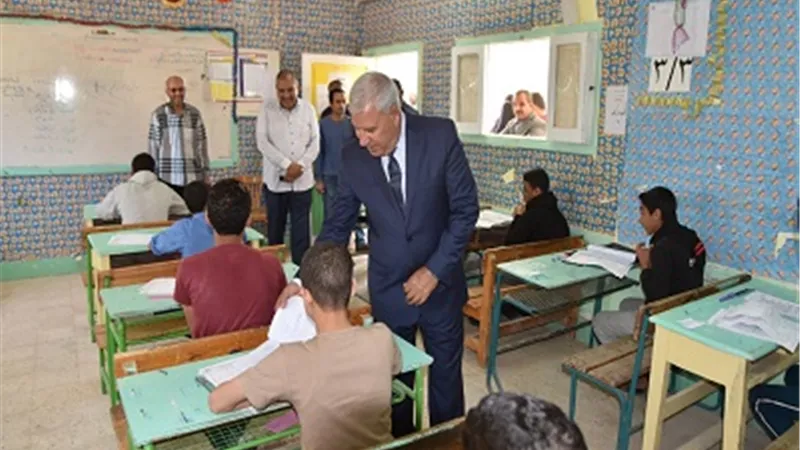 محافظ مطروح يتفقد امتحانات الشهادة الاعدادية ويطمئن على الطلاب