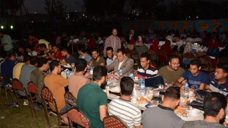 نائب رئيس جامعة أسيوط يشارك 500 طالب من أبناء الجامعة حفل الإفطار الجماعي