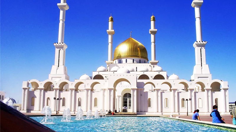 مسجد نور أستانا .. قبة ذهبية تحتفي بالوحي الإلهي
