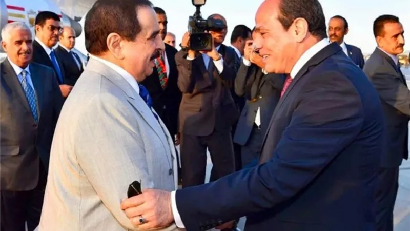 السيسي يستقبل ملك البحرين فور وصوله بمطار القاهرة .. صور