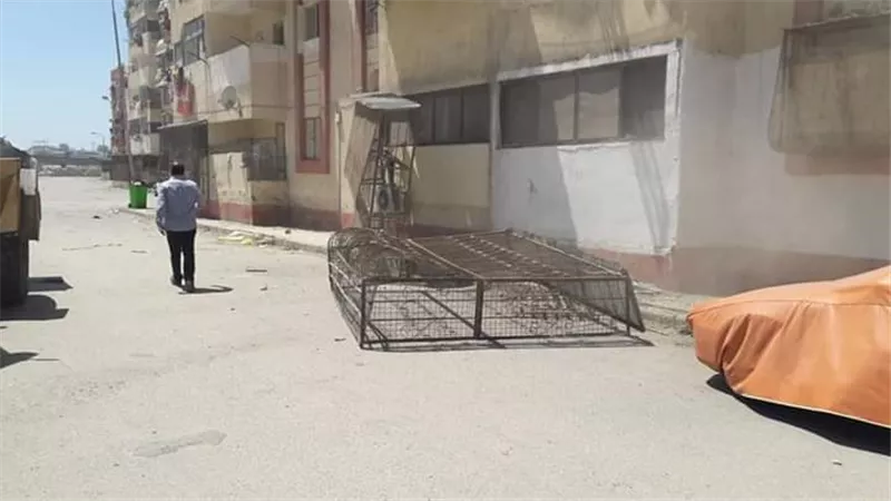 ازاله الاقفاص الحديديه حول شرفات الوحدات السكنيه بالاسراء ببورسعيد