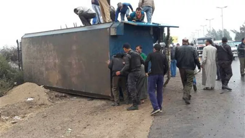 اصابة 3 من رجال الشرطه و9 مساجين في انقلاب سيارة ترحيلات علي زراعي بني سويف