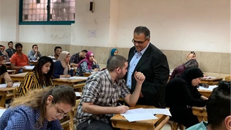 نائب رئيس جامعة عين شمس يتفقد سير الامتحانات بكليتي الحقوق والآداب