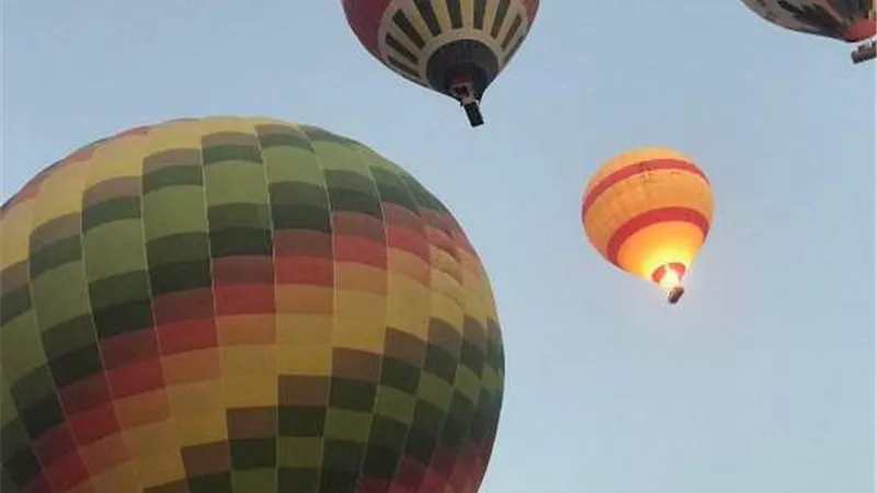 300 سائح على متن 15 رحلة بالون فى سماء الأقصر