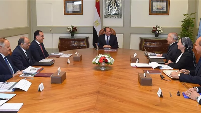الرئيس يجتمع بمدبولى ووزراء الإنتاج الحربي والتنمية المحلية والبيئة