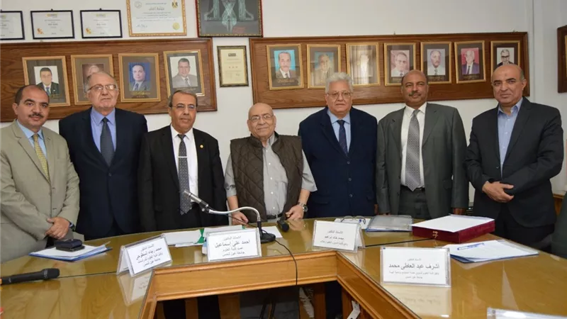 علوم عين شمس تكرم الحاصلين على جائزة الجامعة التقديرية