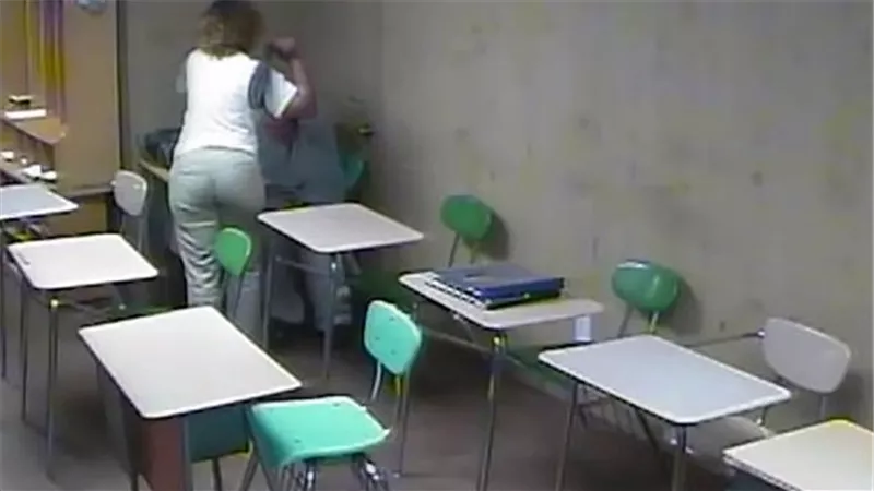 أمريكية تضرب رجلا خمسينيا بالحزام في دار للمسنين