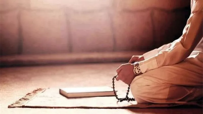 ما حكم الاعتكاف بالمساجد؟
