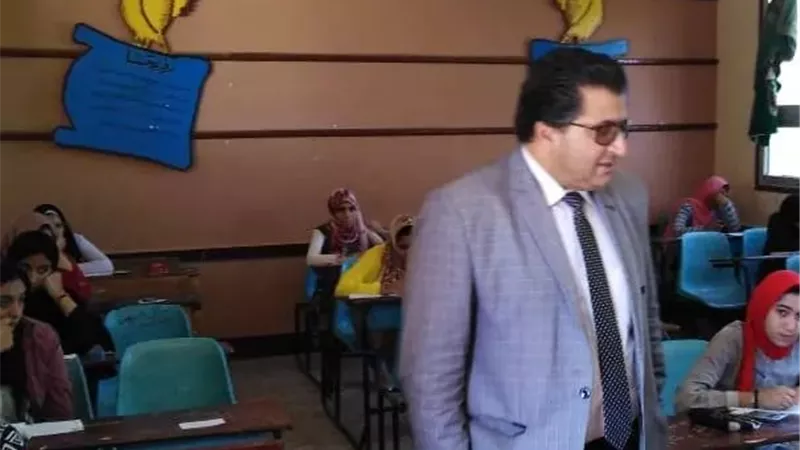 وكيل وزارة التربية والتعليم بجنوب سيناء يتابع سير امتحانات الشهادة الإعدادية بمدرسة الزهور