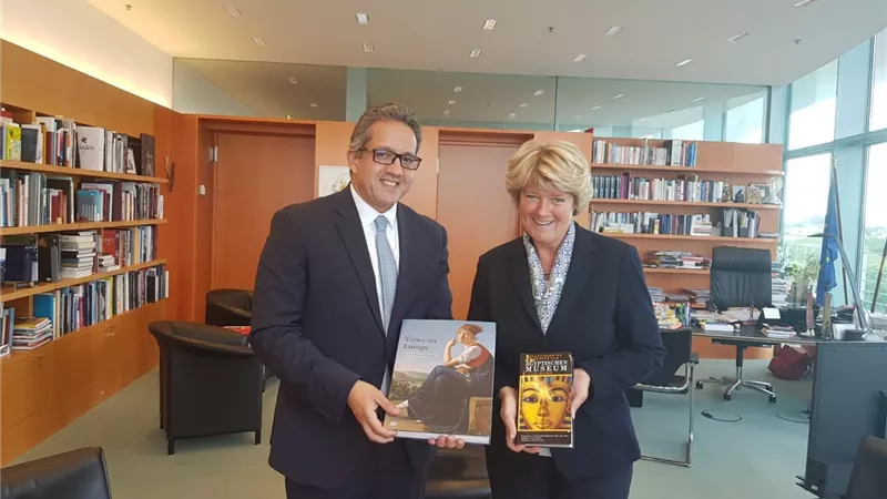وزير الآثار يلتقي وزيرة الدولة للثقافة والإعلام بدار المستشارية الألمانية لتنفيذ مشروعات التطوير