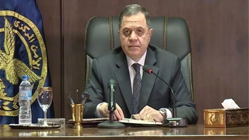 وزير الداخلية يكافئ أمين شرطة تقديرا لامانته عثر على الاموال أثناء خدمته بالمشهد الحسينى