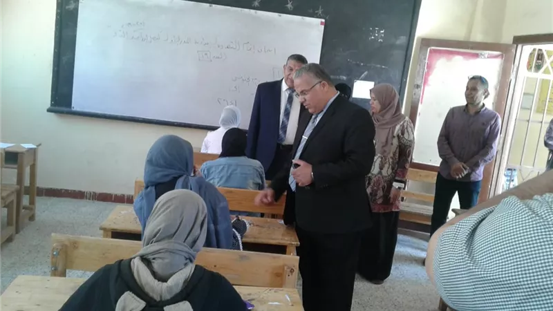 استبعاد رئيس لجنة وملاحظة انشغلت بالمحمول .. واحالة طالب للتحقيق بالاسماعيلية