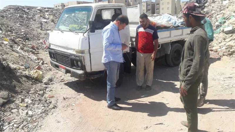 ضبط سياره تلقى بمخلفات الهدم بشارع البترول بضواحى بورسعيد