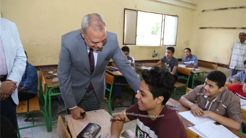 محافظ قنا يتفقد لجان امتحانات الشهادة الاعدادية