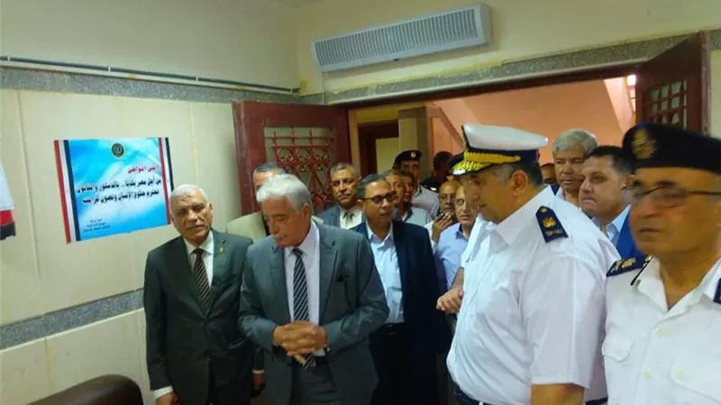 فوده خلال تفقدة مكتب الأحوال المدنية